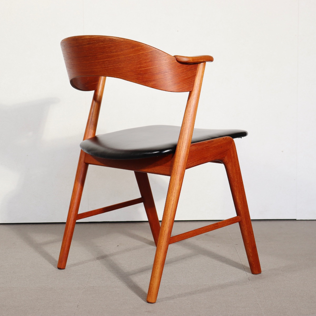 Korupダイニングチェア。上質な木目と高級感が魅力のヴィンテージ家具。存在感を放つ佇まい。