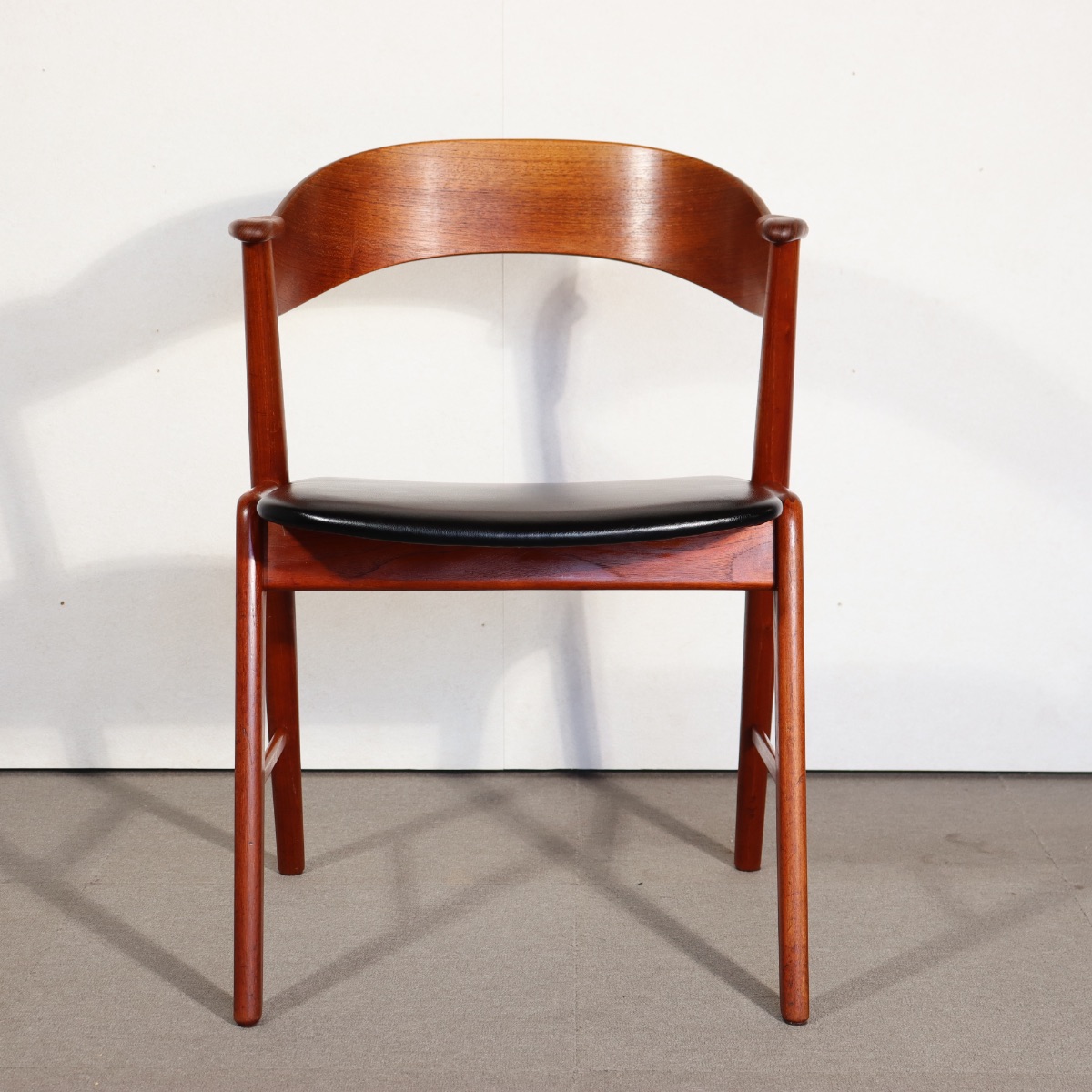 Korupダイニングチェア。上質な木目と高級感が魅力のヴィンテージ家具。存在感を放つ佇まい。