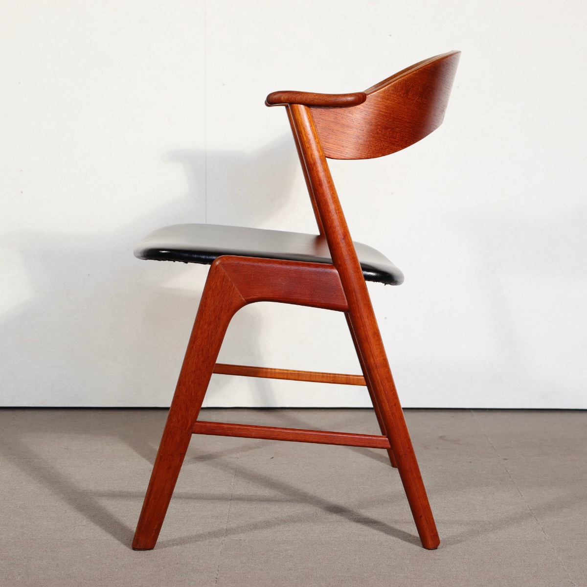 Korupダイニングチェア。上質な木目と高級感が魅力のヴィンテージ家具。存在感を放つ佇まい。