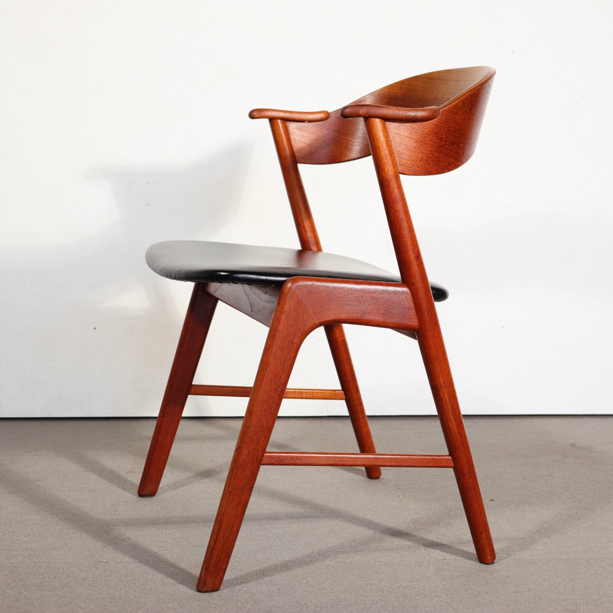 Korupダイニングチェア。上質な木目と高級感が魅力のヴィンテージ家具。存在感を放つ佇まい。