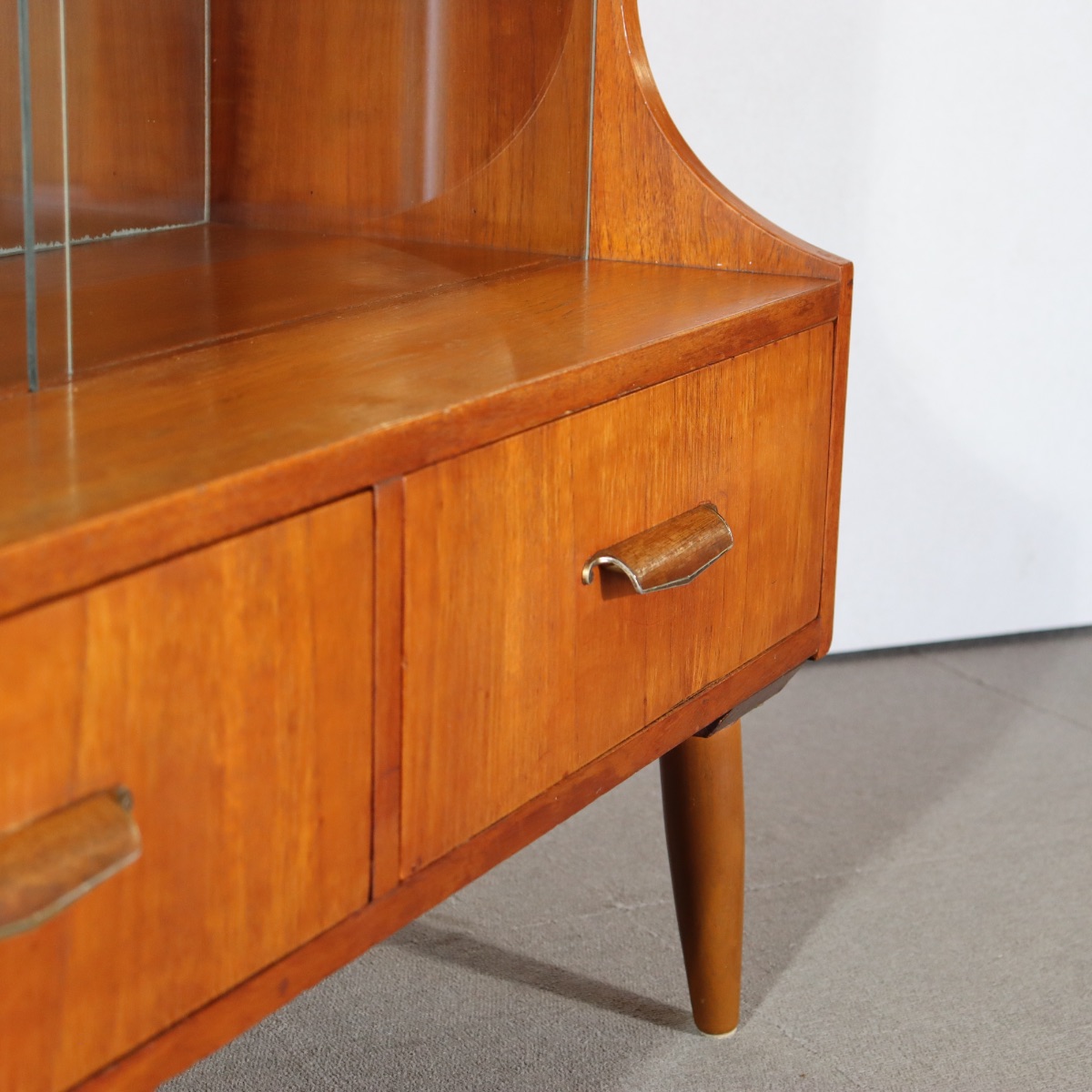 チーク材キャビネット。高級感ある仕上がりのヴィンテージ家具。美しい木目が魅力。