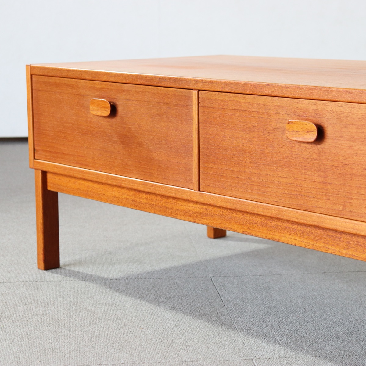 UlfertsTibroのコンソール。上質な質感が魅力のヴィンテージ家具。空間に映える存在感。