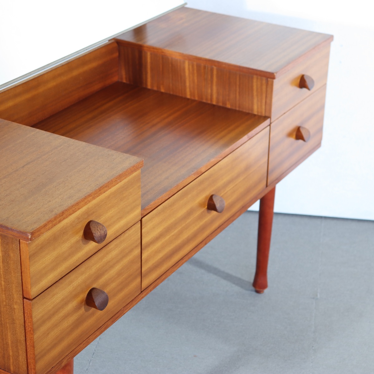 アヴァロンAVALON製ドレッサー。深い艶と温もりを併せ持つチーク材北欧ヴィンテージ。落ち着いた美しさが魅力。