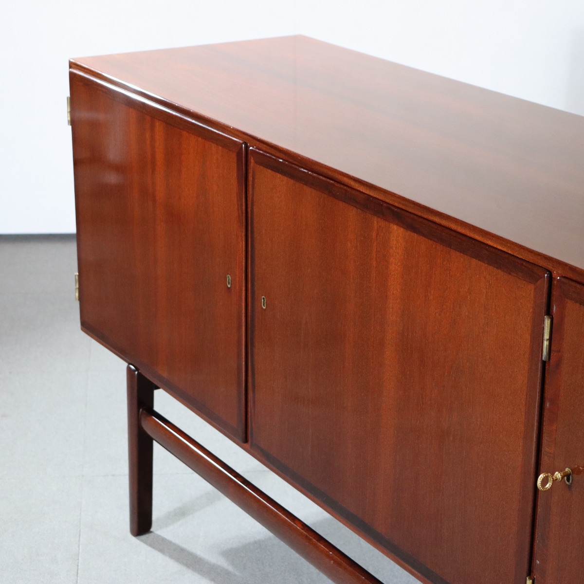 OleWanscherサイドボード。空間の主役になるヴィンテージ家具。ローズウッドによる洗練された佇まい。