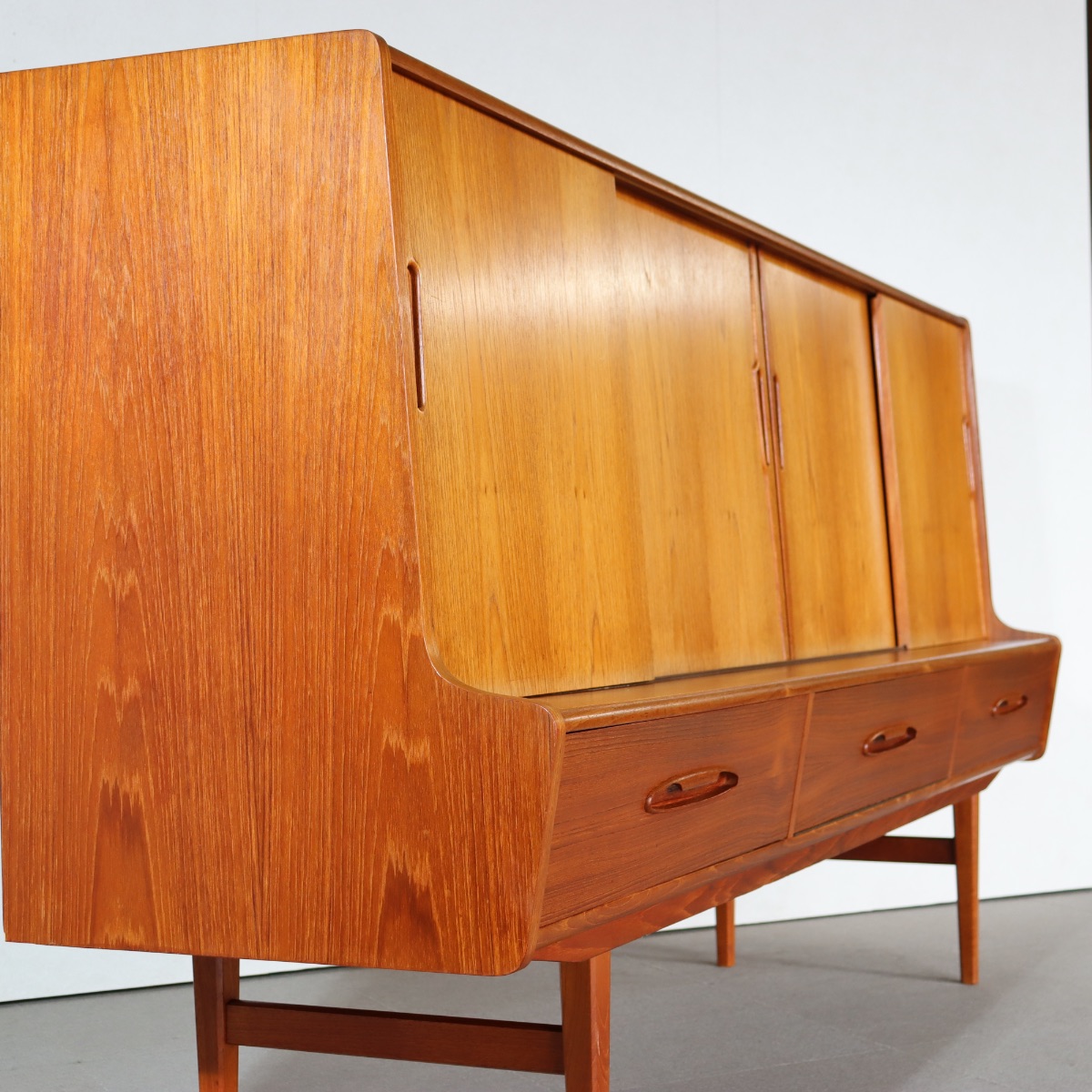 デンマーク製ハイボード。チーク材の深い艶が映えるヴィンテージ。価値を感じる仕上がり。