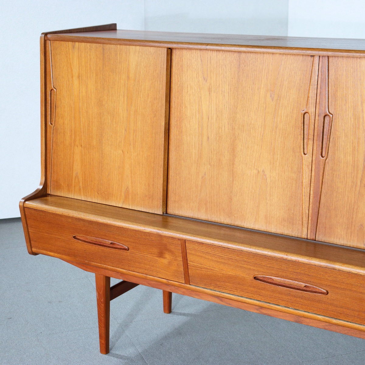 デンマーク製ハイボード。チーク材の深い艶が映えるヴィンテージ。価値を感じる仕上がり。