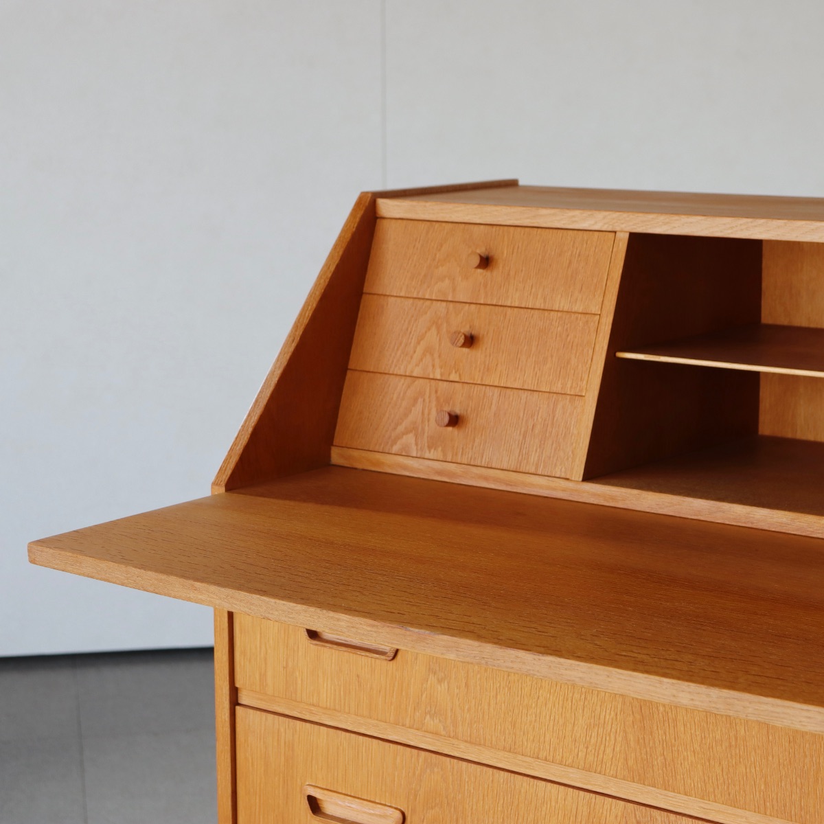 デンマーク製ビューロー。オーク材の深い色味が印象的なヴィンテージ。空間に映える佇まい。