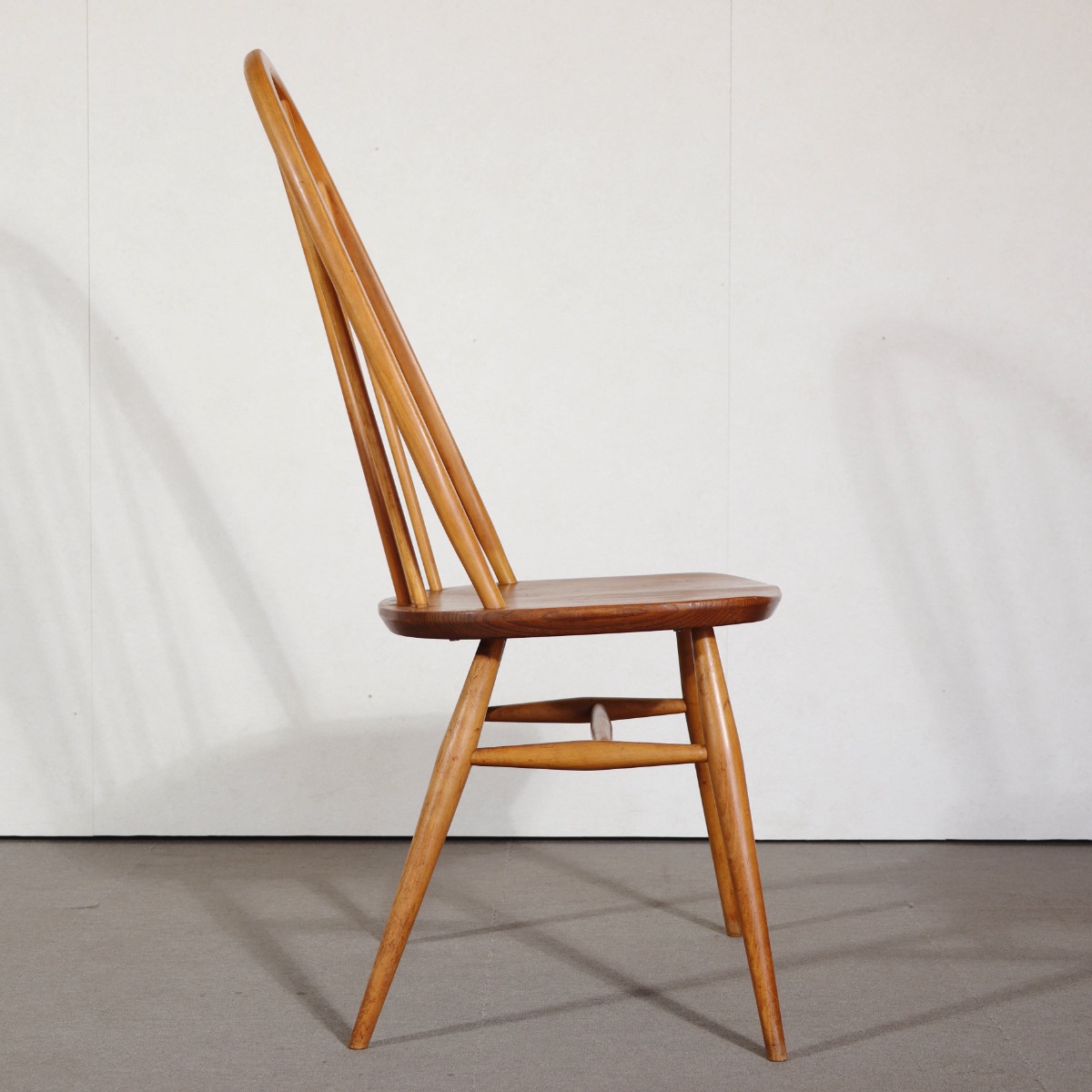 アーコールの椅子。深い色合いのエルム材が印象的な北欧ヴィンテージ。静かに時を刻む美しさ。