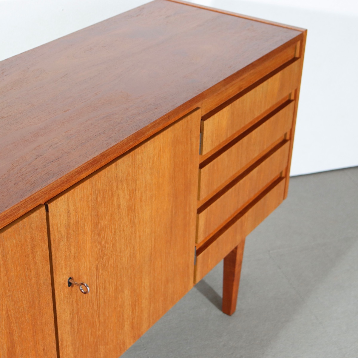 デンマーク製サイドボード。木の温もりが伝わるチーク材北欧ヴィンテージ。自然体の上質さを感じる。