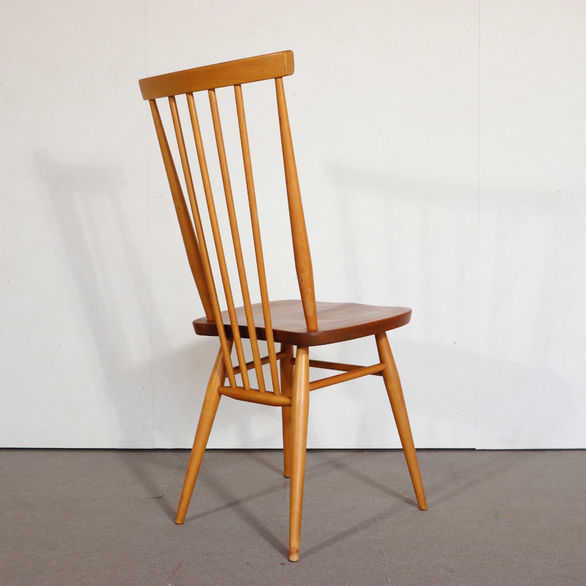 アーコールの椅子。深みのあるチーク材の艶が美しい北欧ヴィンテージ。時間が育てた美しさを感じる。