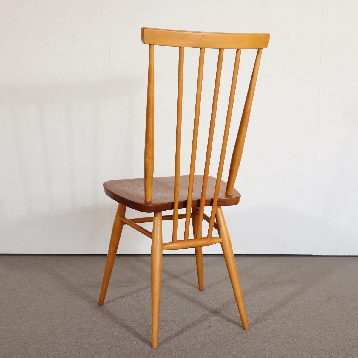 アーコールERCOLのチェア。柔らかな艶を放つエルム材北欧ヴィンテージ。自然な経年の美しさが光る。