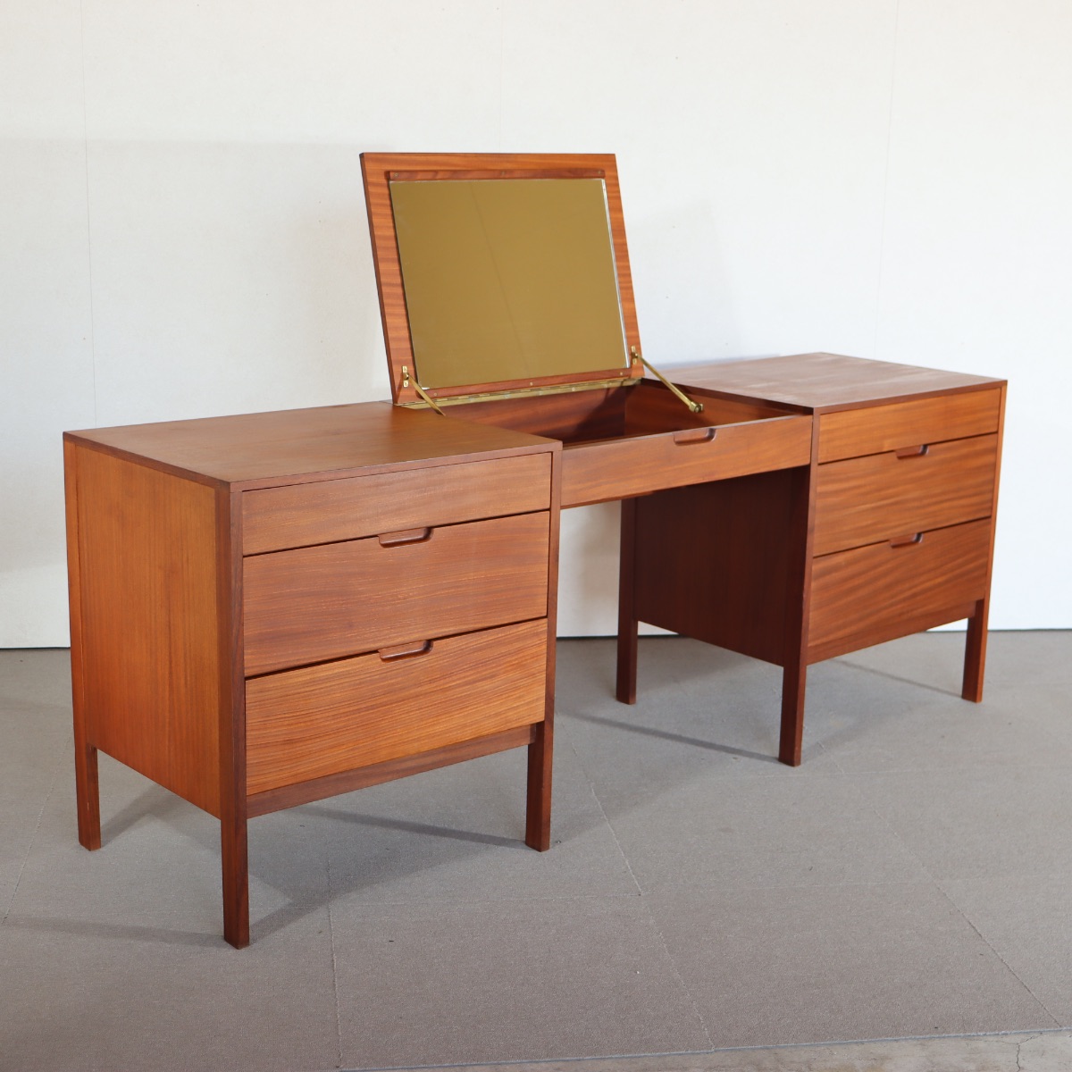 リチャード・ホーンビーデザインのサイドボード。 経年の風合いが心地よいチーク材北欧ヴィンテージ。