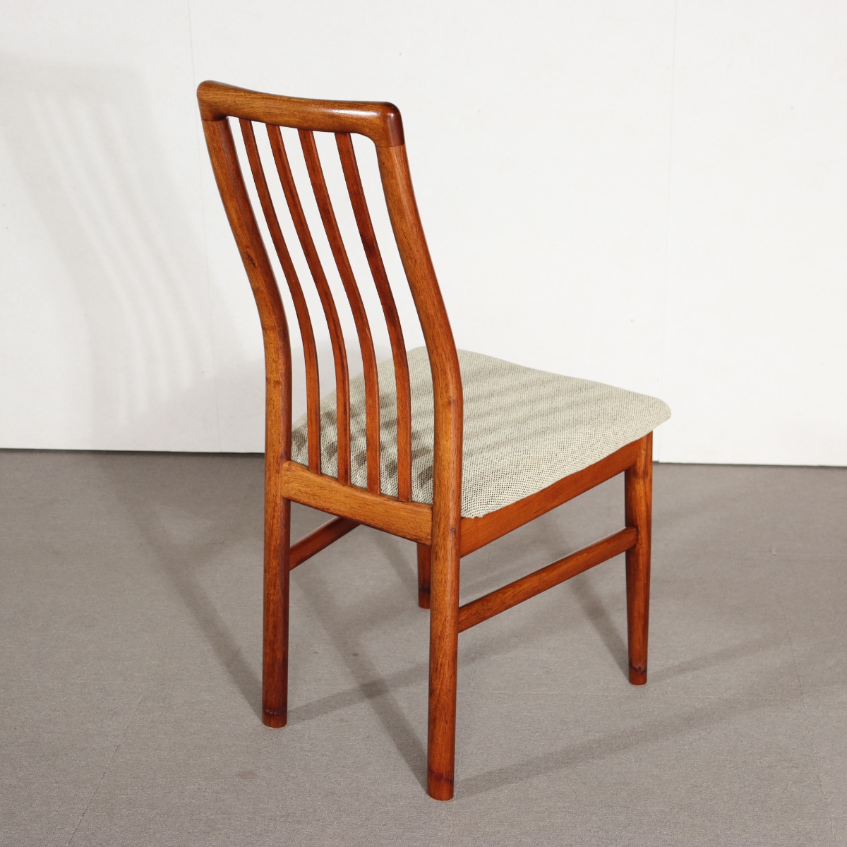 デンマーク製SchouAndersenのダイニングチェア。時間が描いたチーク材の木目が美しい北欧ヴィンテージ。深い味わいを感じる。