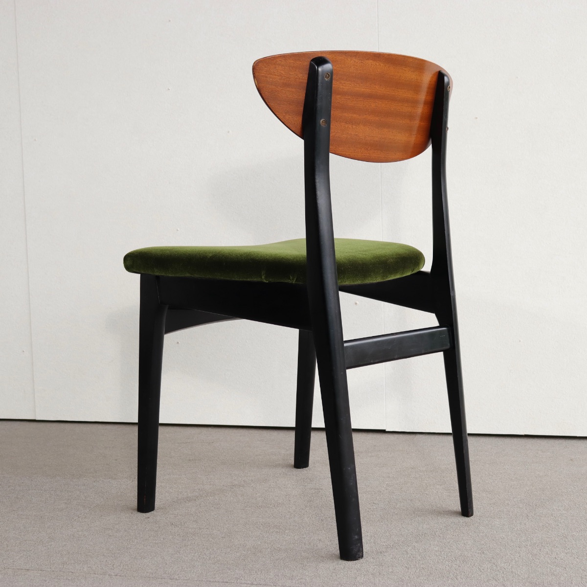 ネイサンNathanのダイニングチェア