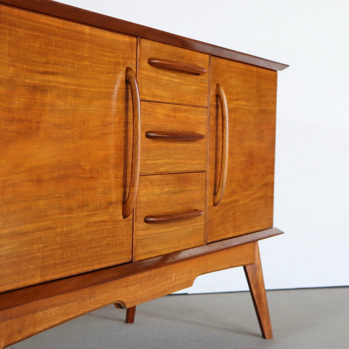 アルフレッドコックスalfredcoxのサイドボード。木目の美しさと優しい艶が印象的な北欧ヴィンテージ。落ち着いた品格が漂う。