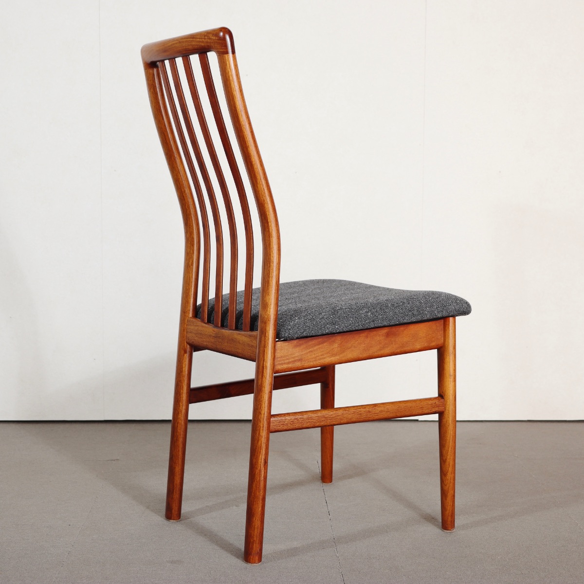 デンマークのSchouAndersen製ダイニングチェア。チーク材の深みある木目が印象的な北欧ヴィンテージ。時を重ねた美しさ。