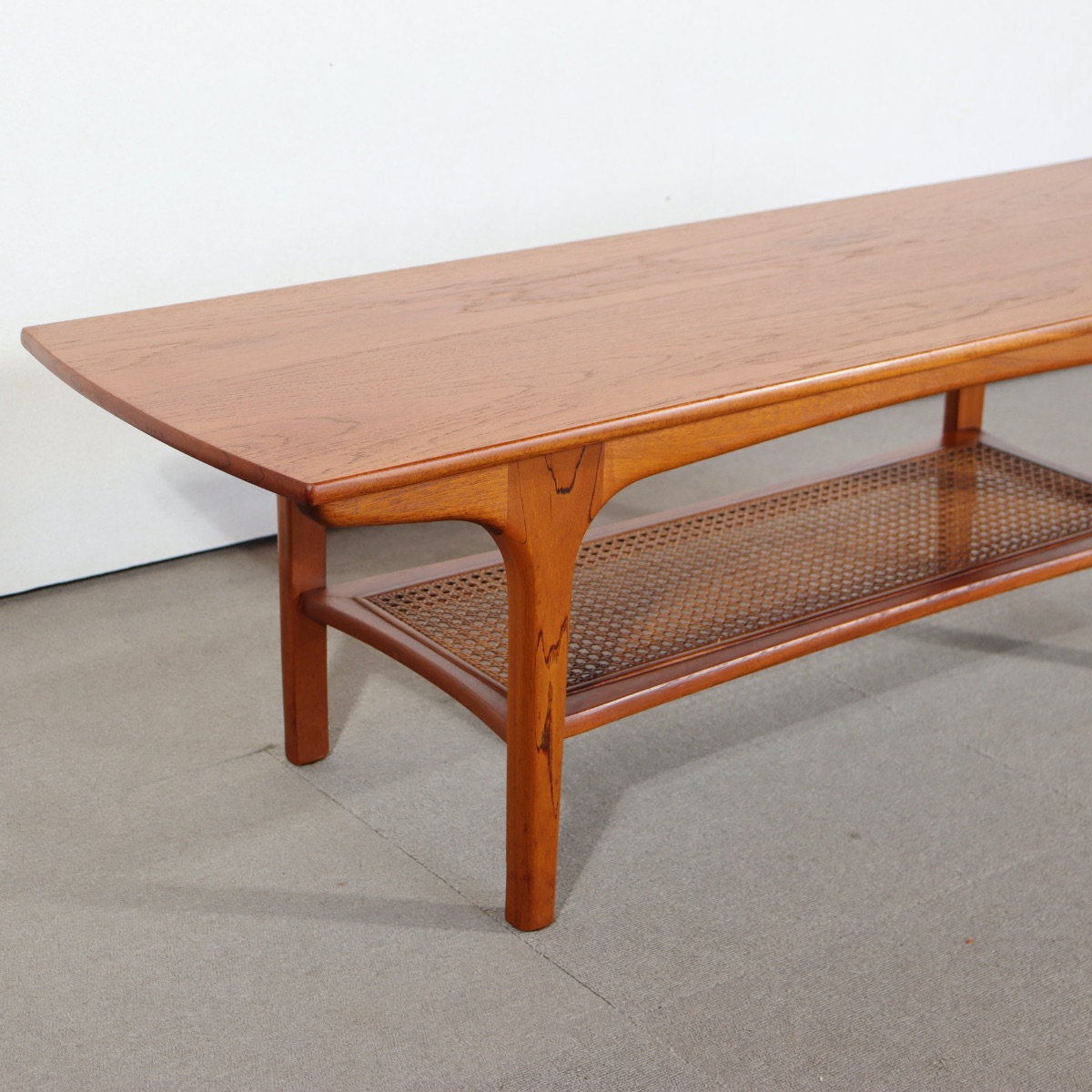 ジェンティーク製コーヒーテーブル。木の温もりを感じるチーク材北欧ヴィンテージ。柔らかな雰囲気を纏う一台。