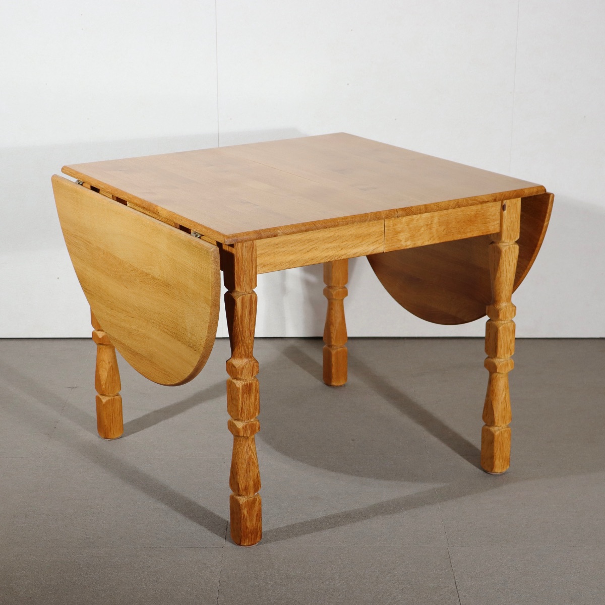 デンマーク製ダイニングテーブル。オーク材の深い色合いが印象的な北欧ヴィンテージ。控えめな品格が漂う。