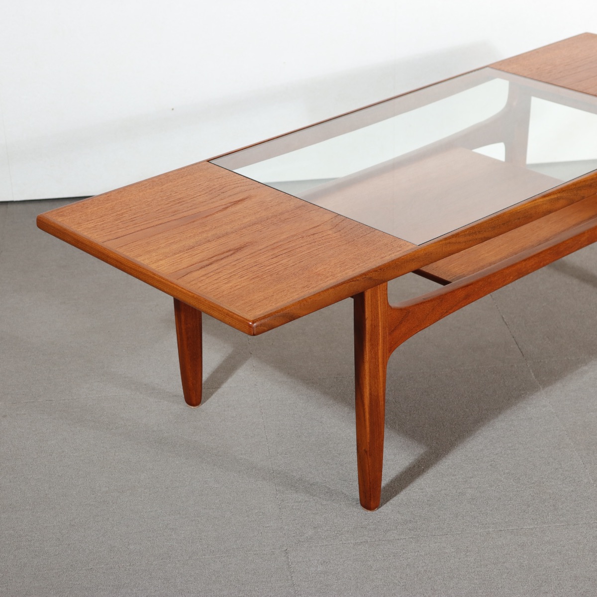 ジープラン製コーヒーテーブル。深みあるチーク材が空間に馴染む北欧ヴィンテージ。静かに佇む一台。