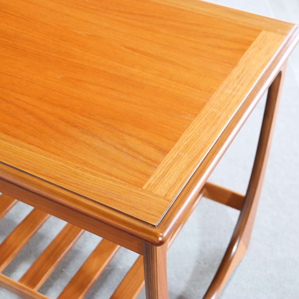 ジープランG-PLAN製コーヒーテーブル。チーク材の色艶が穏やかな北欧ヴィンテージ。控えめな美しさが印象的。