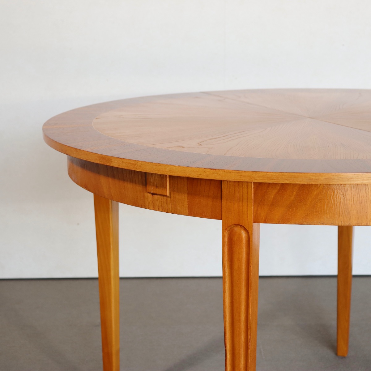 デンマーク製ダイニングテーブル。高級感ある仕上がりのヴィンテージ家具。空間に映える。