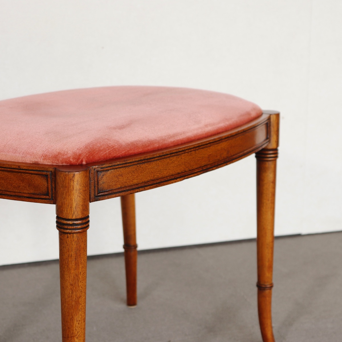 英国ヴィンテージのスツール