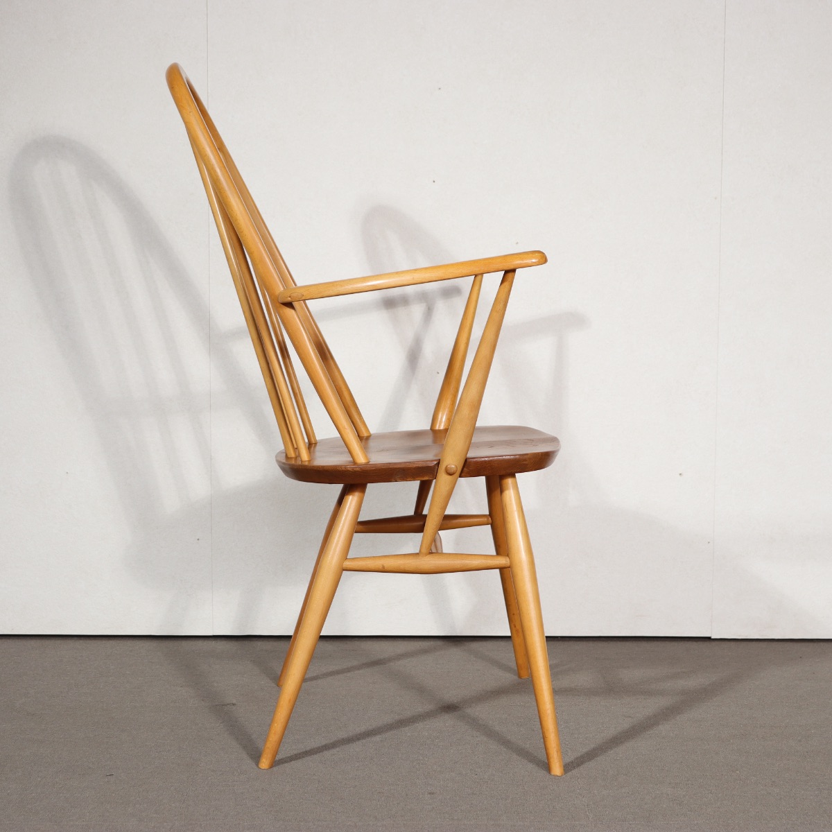 アーコール製アームチェア。深い色味と艶が魅力の北欧ヴィンテージ。静かな存在感。