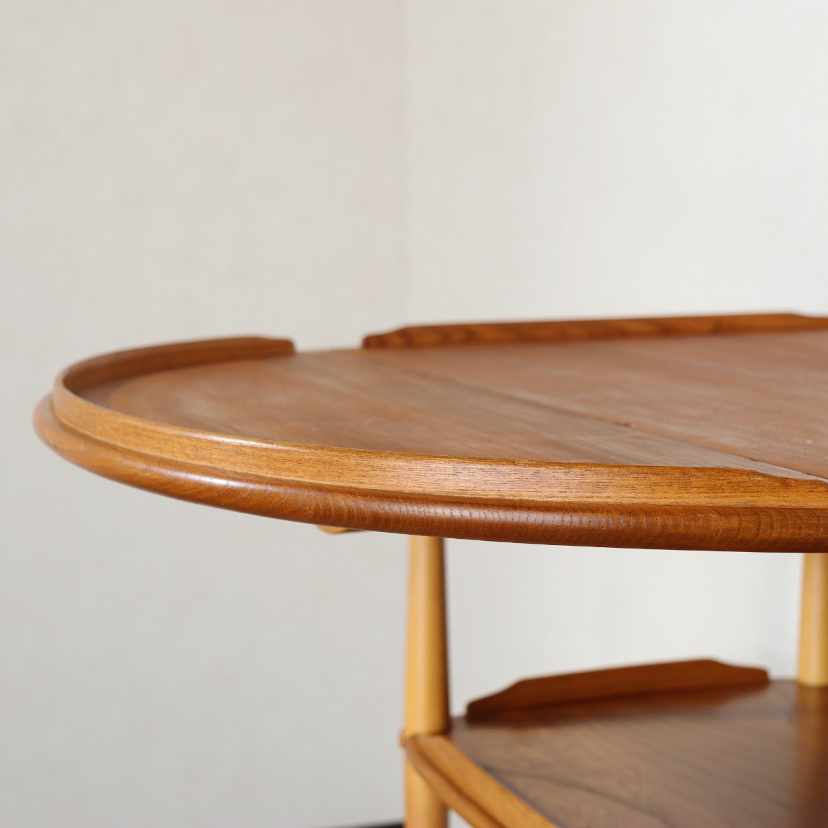 アーコールERCOL製トロリー。木目の揺らぎが美しい北欧ヴィンテージ。自然な温もり。