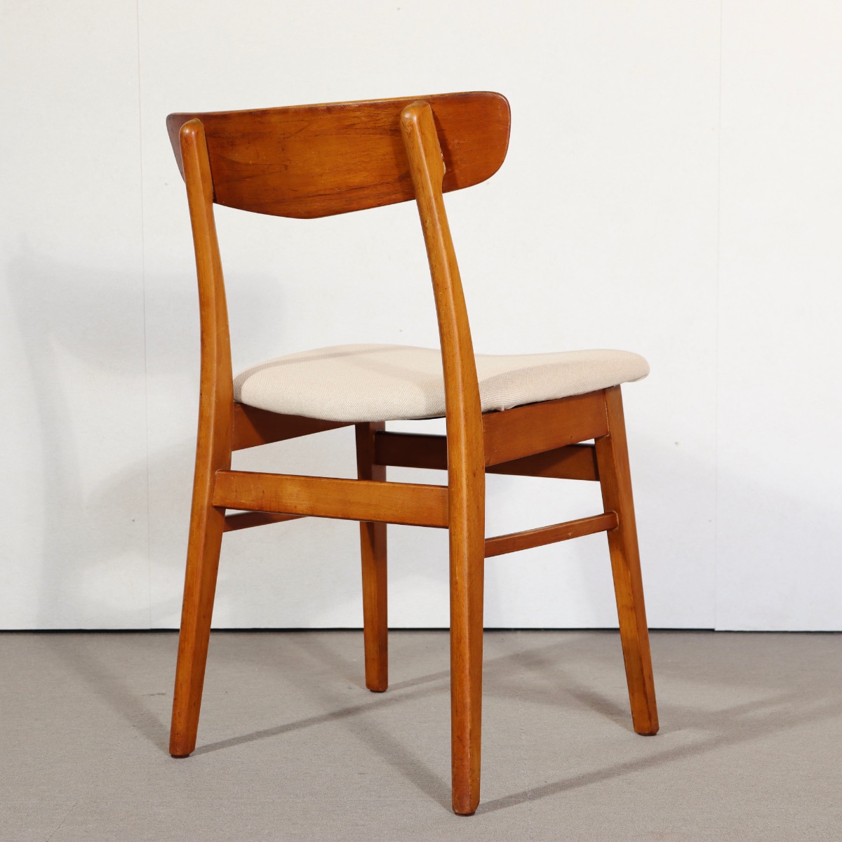 デンマーク製ダイニングチェア。チーク材の落ち着いた色艶が美しい北欧ヴィンテージ。静かな一台。