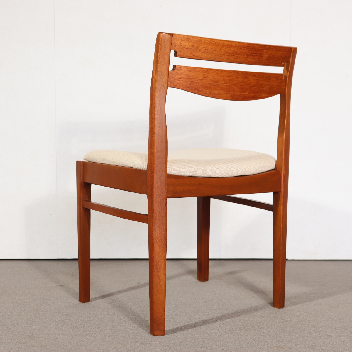 ネイサンNATHAN製ダイニングチェア。チーク材の木目が静かに映える北欧ヴィンテージ。上質な佇まい。