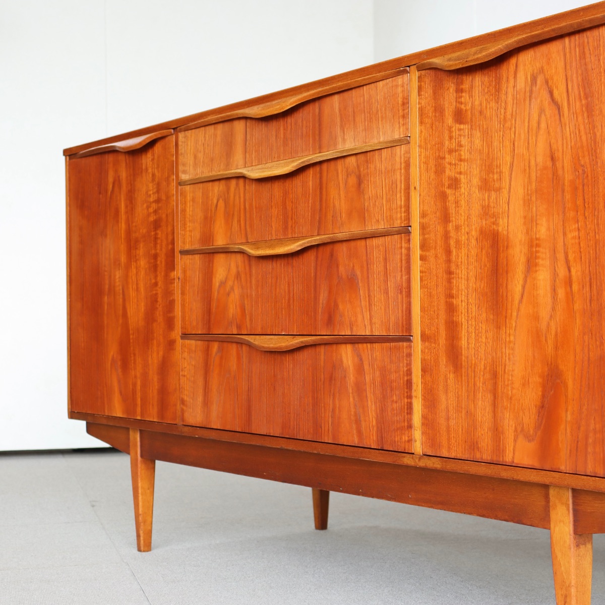 サトクリフオブトッドモーデンSUTCLIFFE OF　TODMORDENのサイドボード