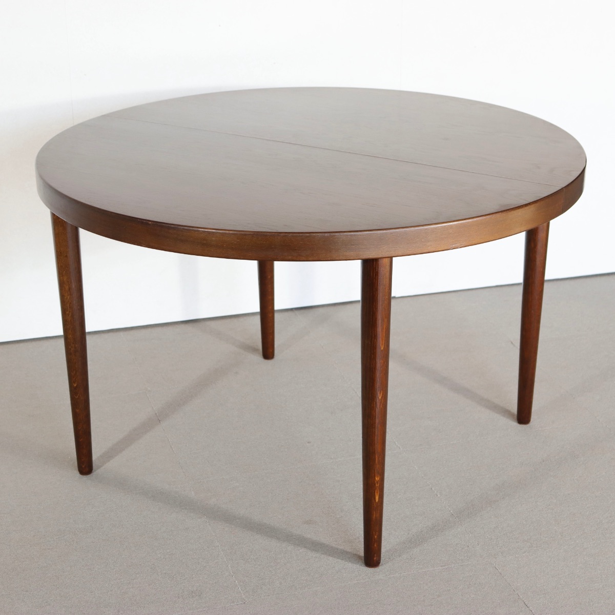 デンマーク製ラウンドダイニングテーブル。深い色味が魅力のチーク材北欧ヴィンテージ。空間に静けさを添える。