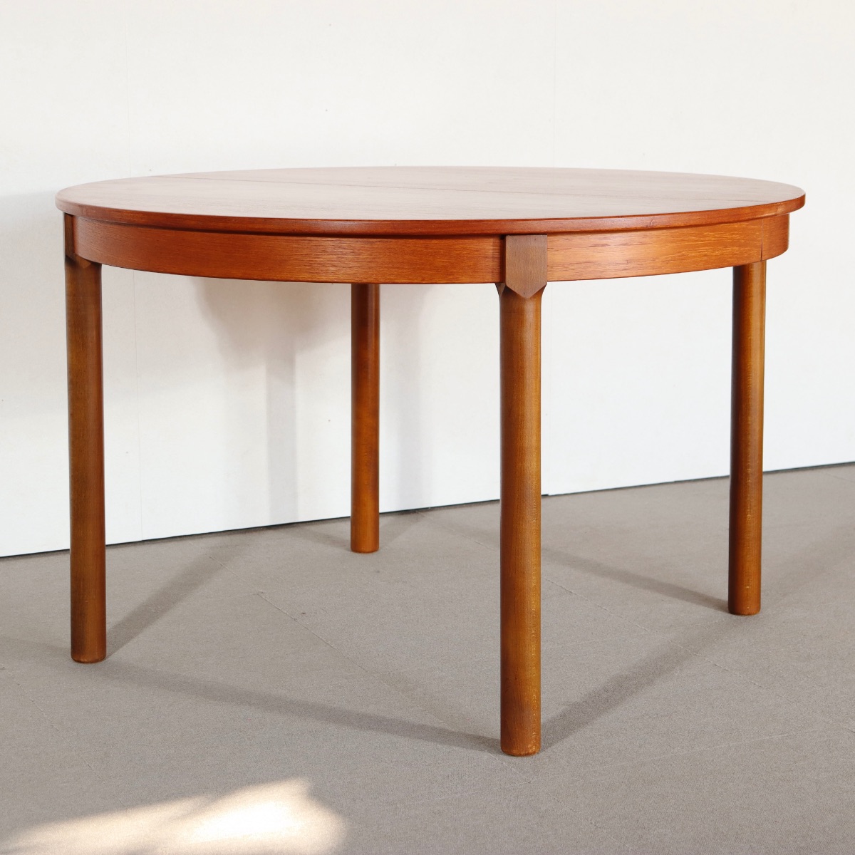 北欧デンマーク製ラウンドダイニングテーブル。チーク材の木目が穏やかに浮かぶ北欧ヴィンテージ。落ち着いた存在。