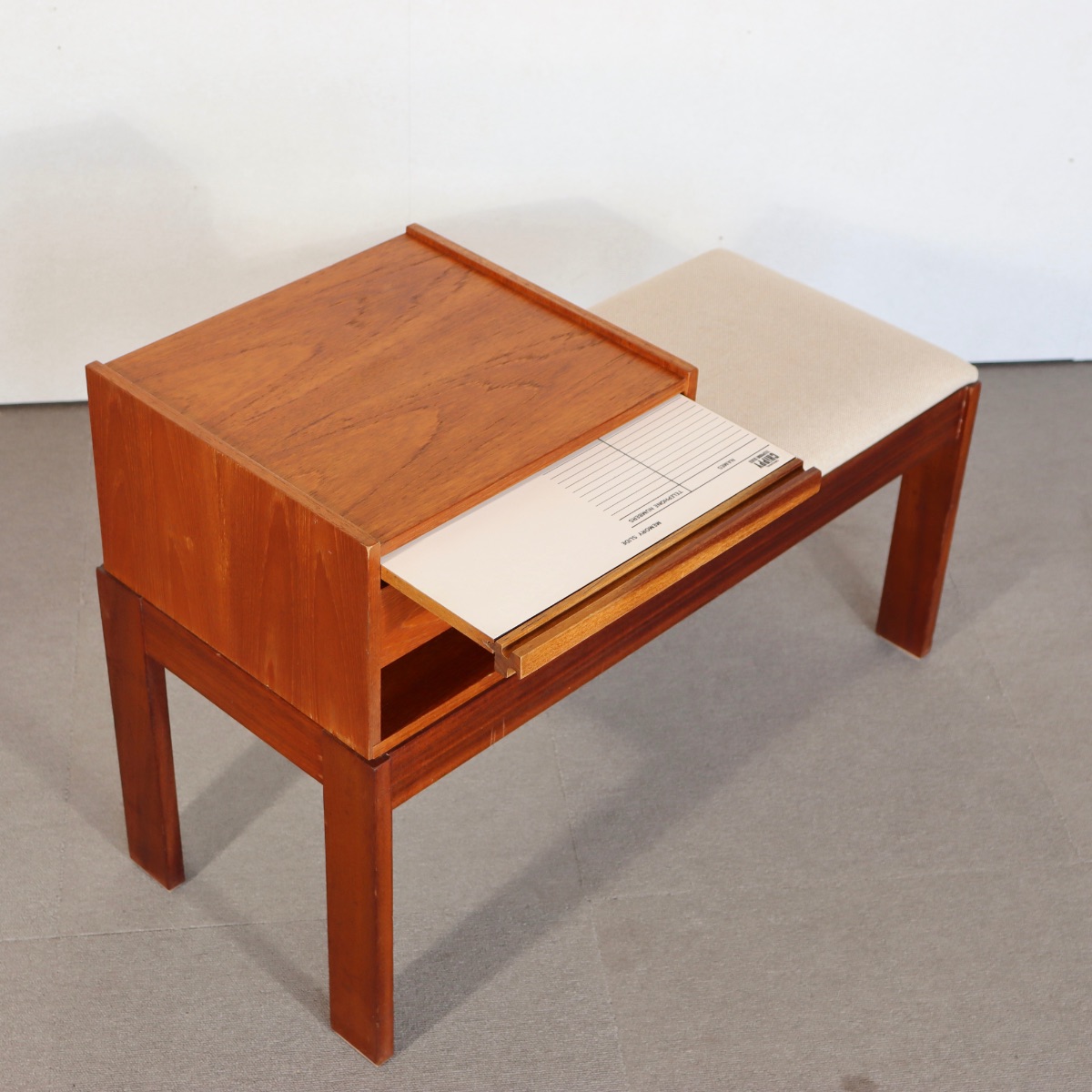 英国ヴィンテージのチッピー製テレフォンベンチ