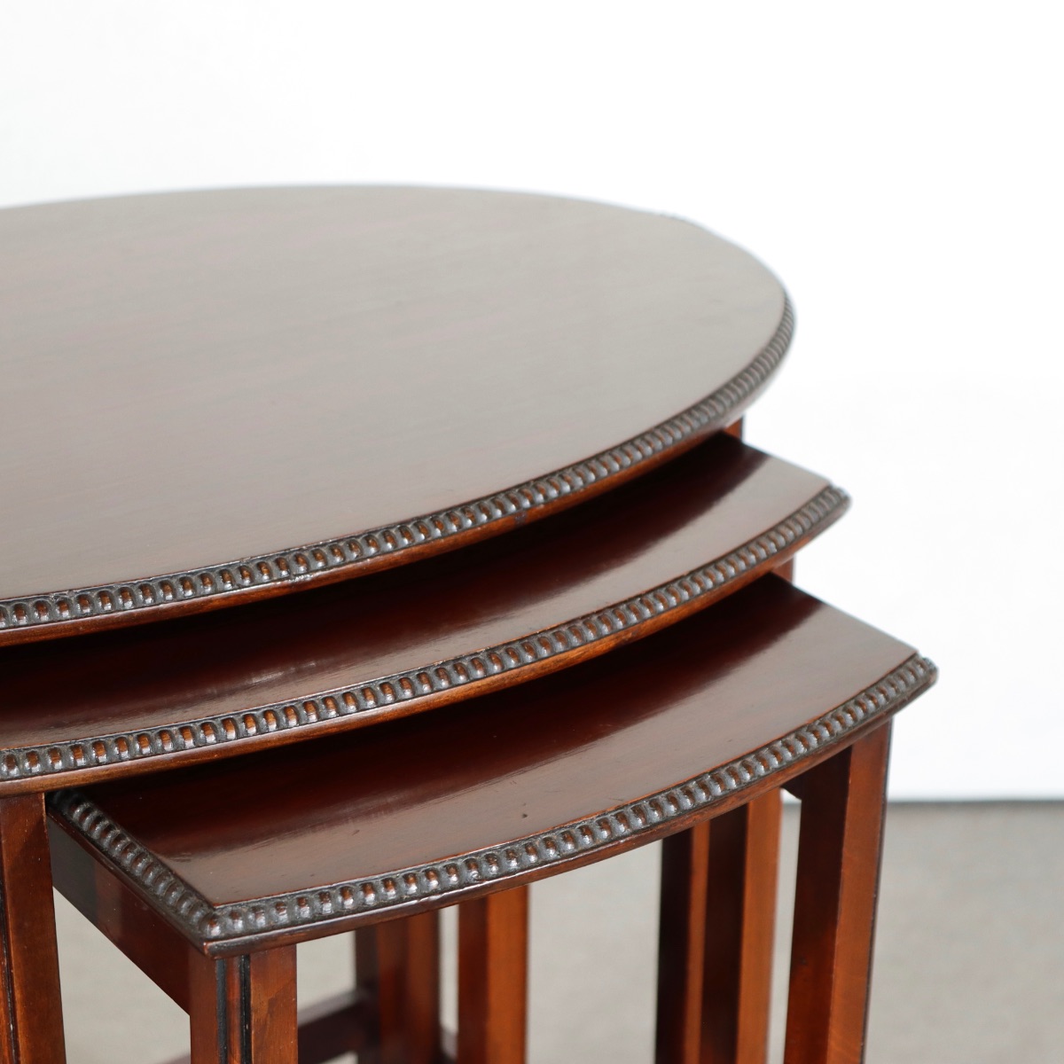 英国アンティークのネストテーブル