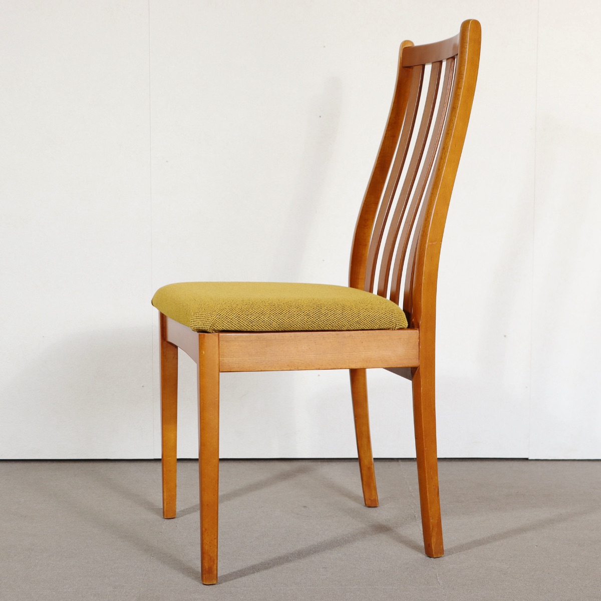 ストーンヒル製ダイニングチェア。 チーク材の色合いが優しい北欧ヴィンテージ。自然な温もりを感じる。