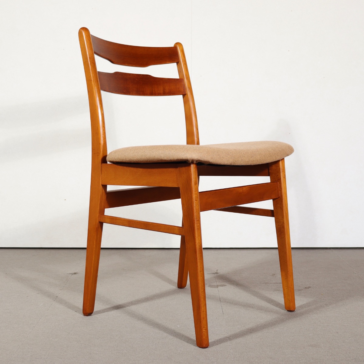 デンマーク製ダイニングチェア。木の温度を感じるチーク材北欧ヴィンテージ。柔らかな空気を纏う。