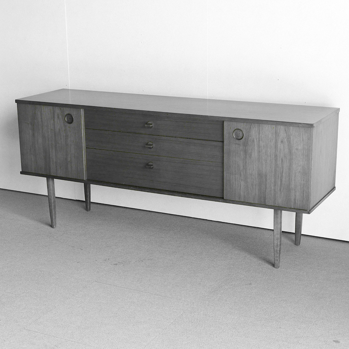 アヴァロンAVALONのサイドボード　白黒写真