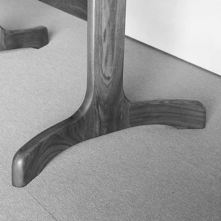 ジープランG-PLANのダイニングテーブルの脚　白黒写真