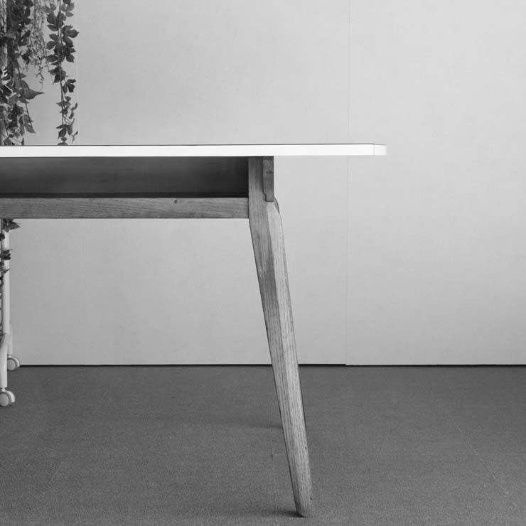 フォーマイカのダイニングテーブル　白黒写真