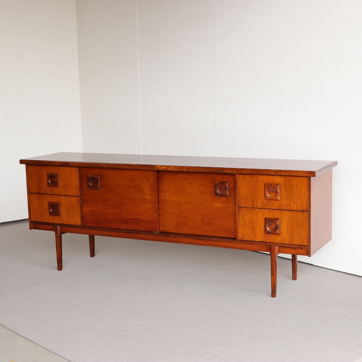 英国ヴィンテージのチーク材のサイドボード