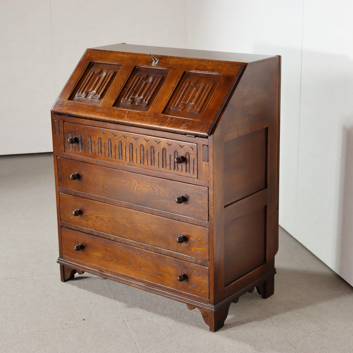 ジェイシー製ビューロー。 深い色味と穏やかな艶を持つアンティーク。上質な佇まい。