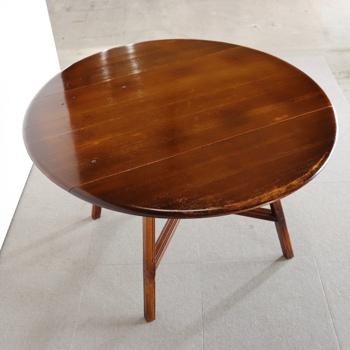 アーコールERCOLの折り畳み式ラウンドダイニングテーブル