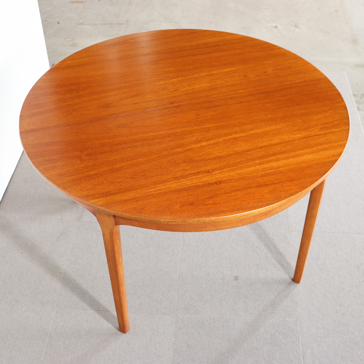 ネイサンNATHANのヴィンテージダイニングテーブル。ラウンド型でチーク材。