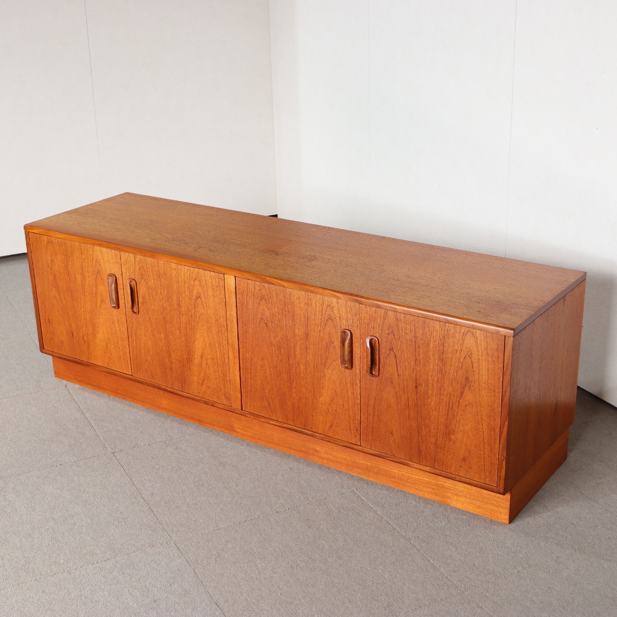 ジープラン製ローボード。ヴィンテージのチーク材の色味が美しい、空間に華をそえる一台。