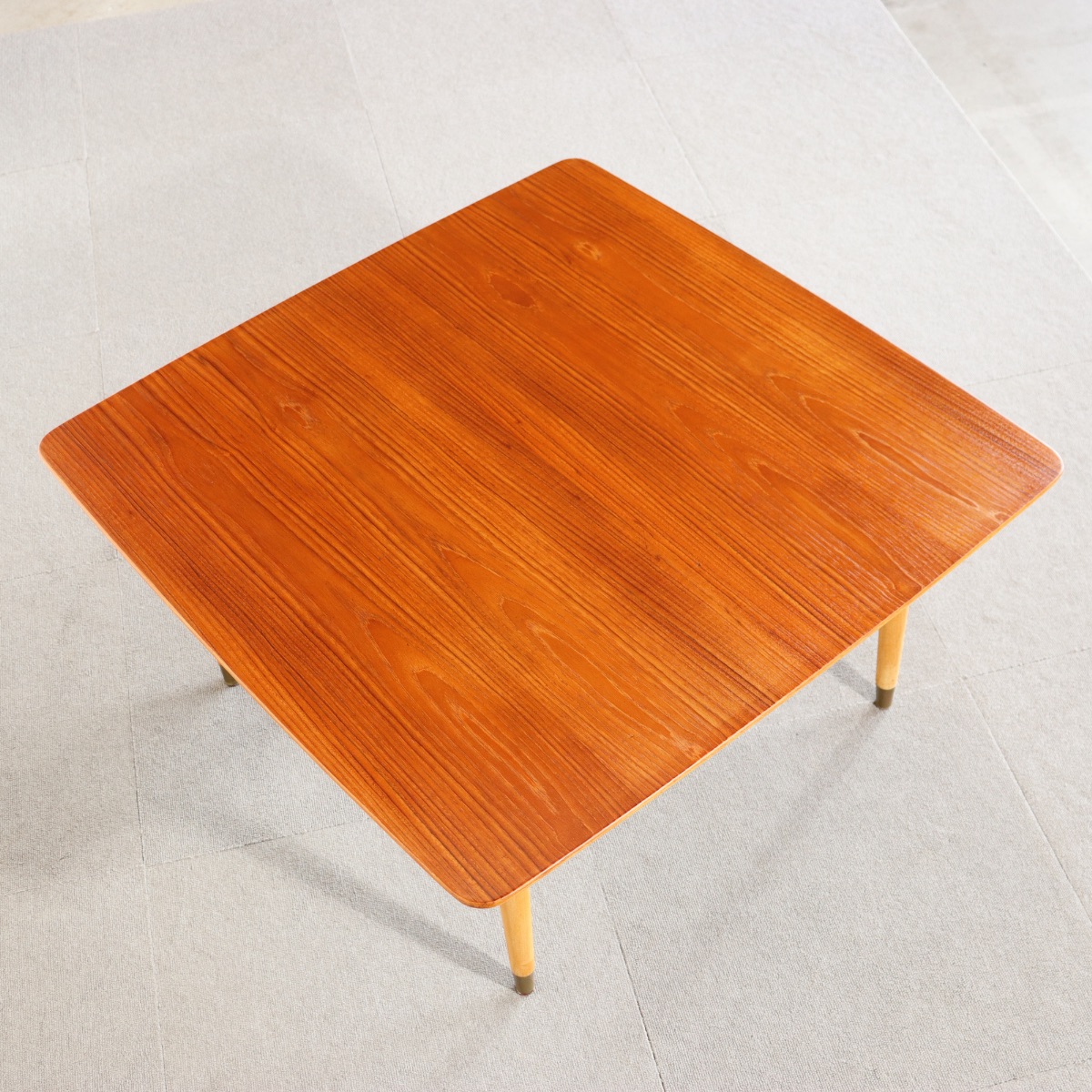 スウェーデン製のコーヒーテーブル