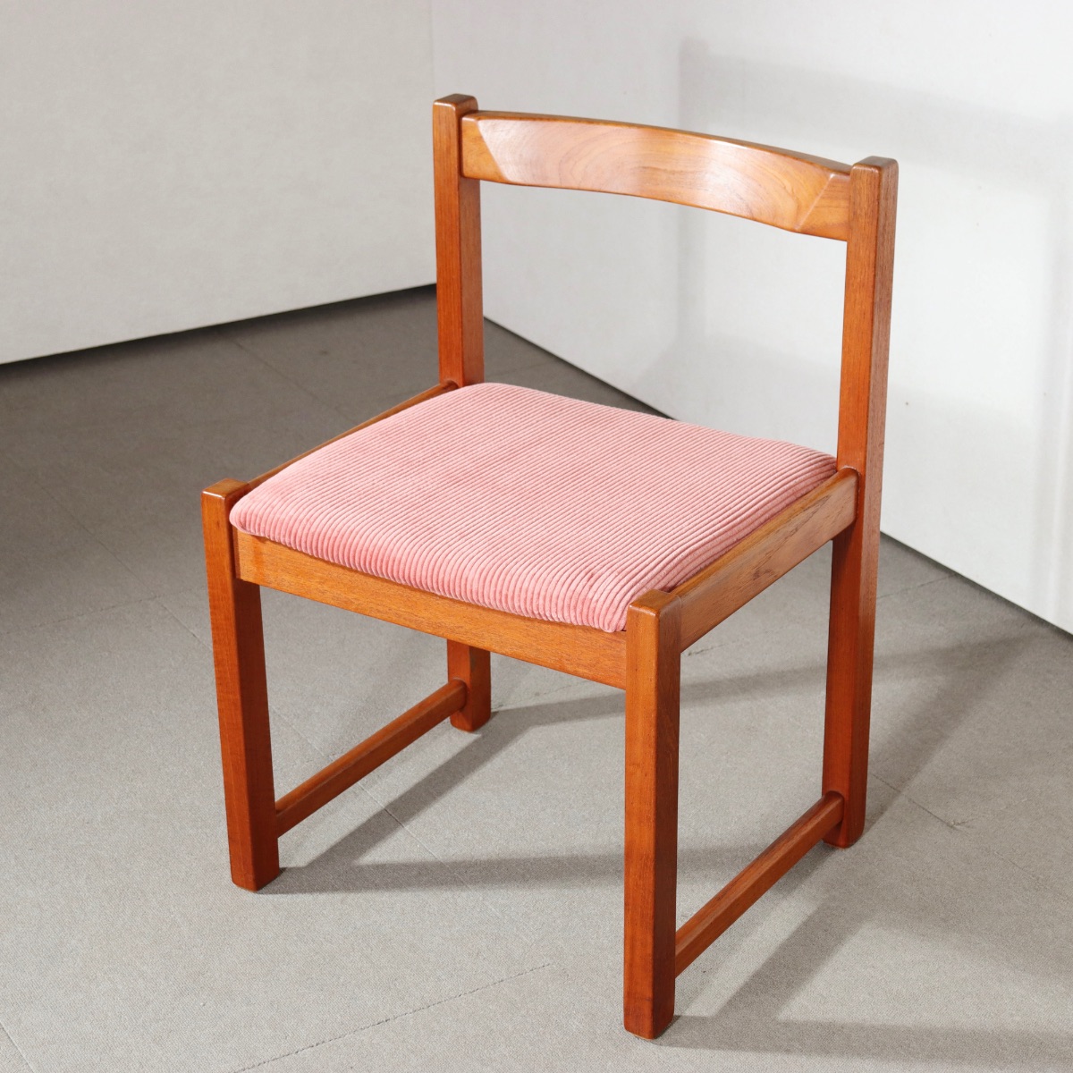 英国ヴィンテージのダイニングチェア