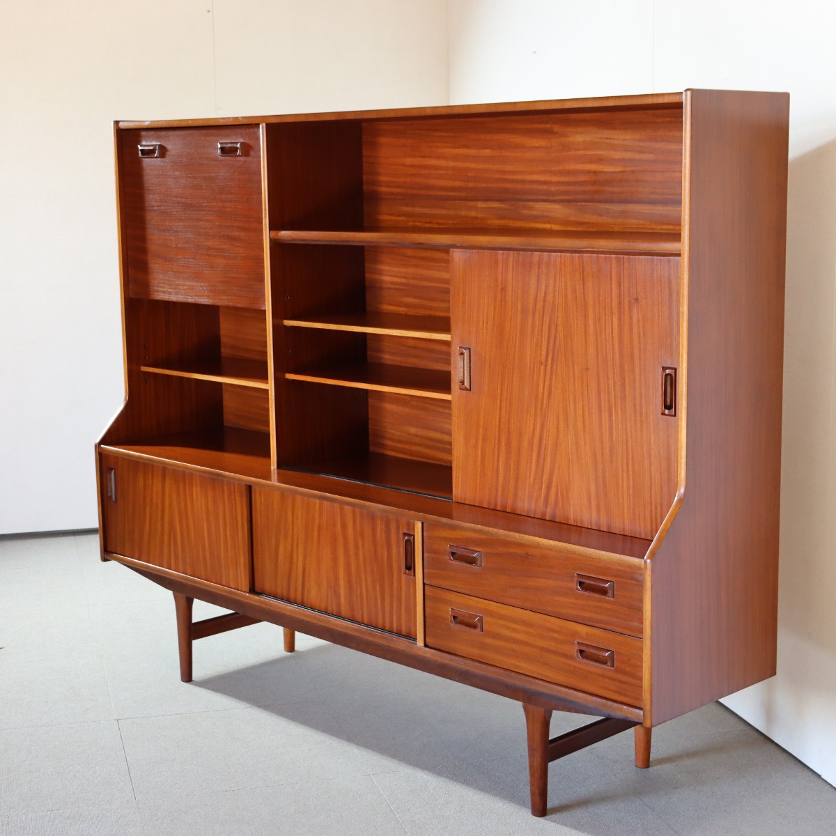 エリオッツオブニューベリーのハイボード。ヴィンテージのチーク材が美しい穏やかな雰囲気の一台。