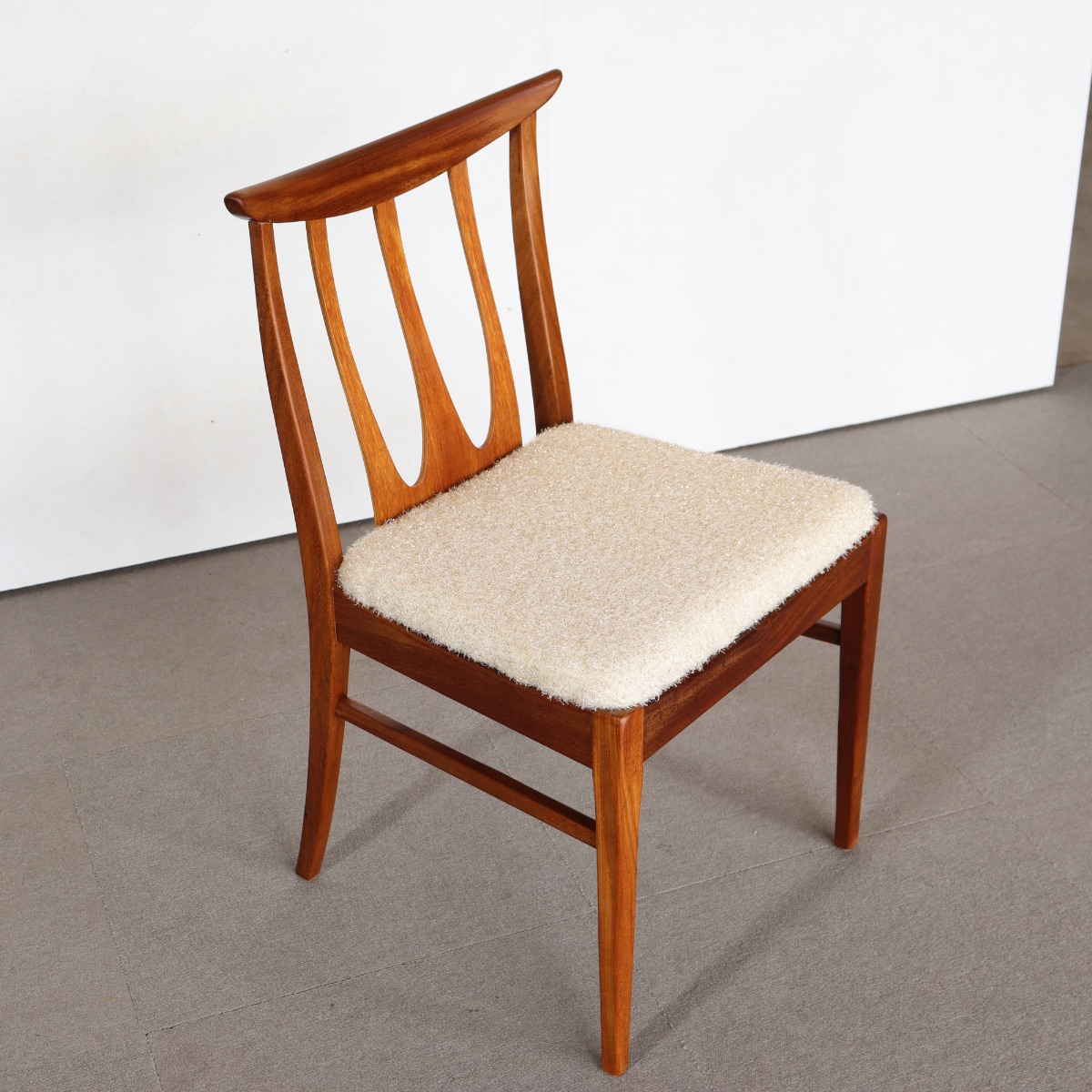 ジープランG-PLANのブラジリアシリーズのダイニングチェア。職人がしっかりメンテナンスしたチーク材のヴィンテージが美しい一脚。