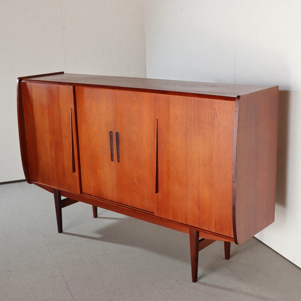 デンマーク製ハイサイドボード。木の温もりが感じられるチーク材北欧ヴィンテージ。自然な美しさ。